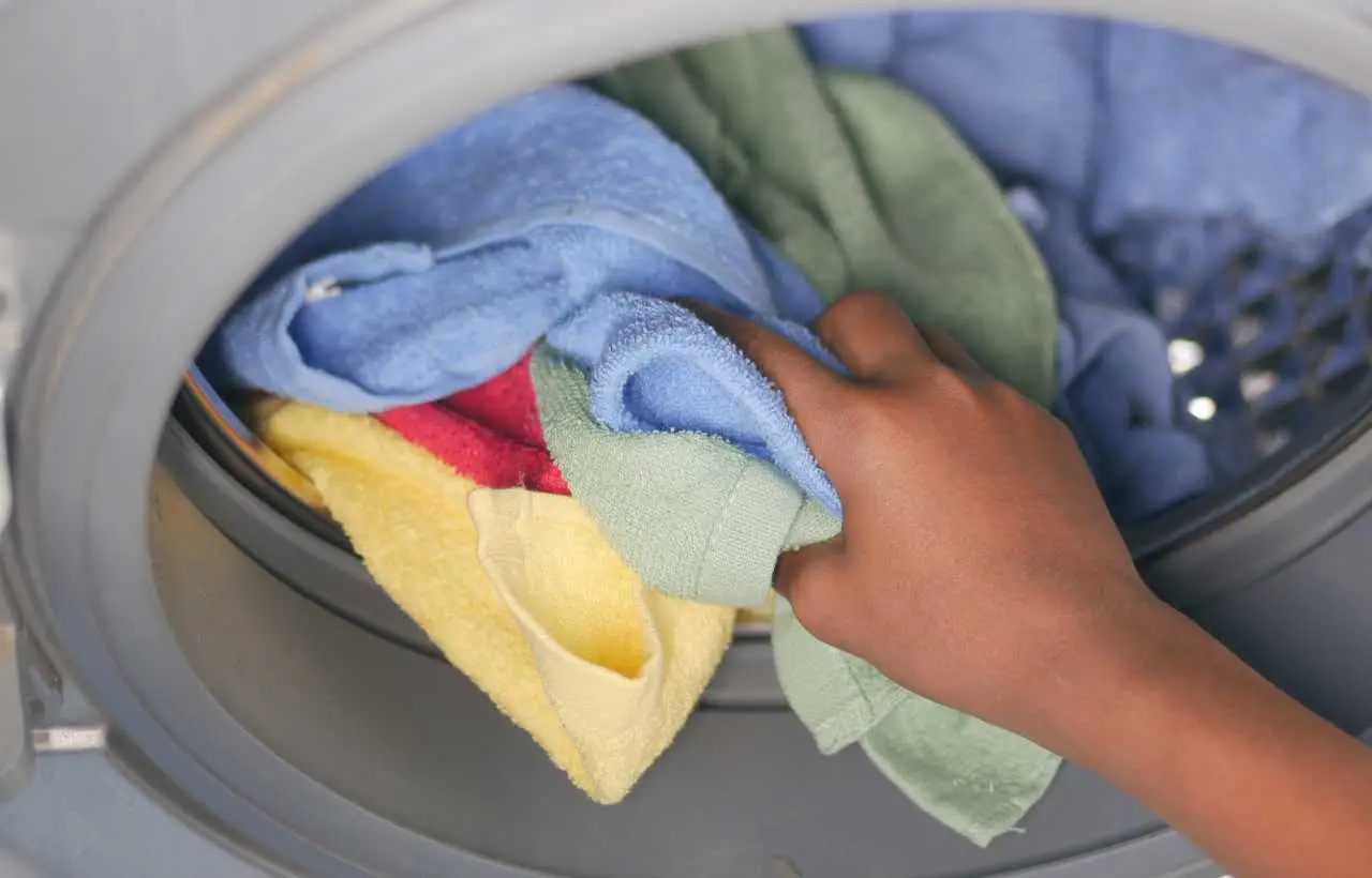 Hai lavato gli stracci sporchi in lavatrice? Ecco come disinfettarla subito dall’interno