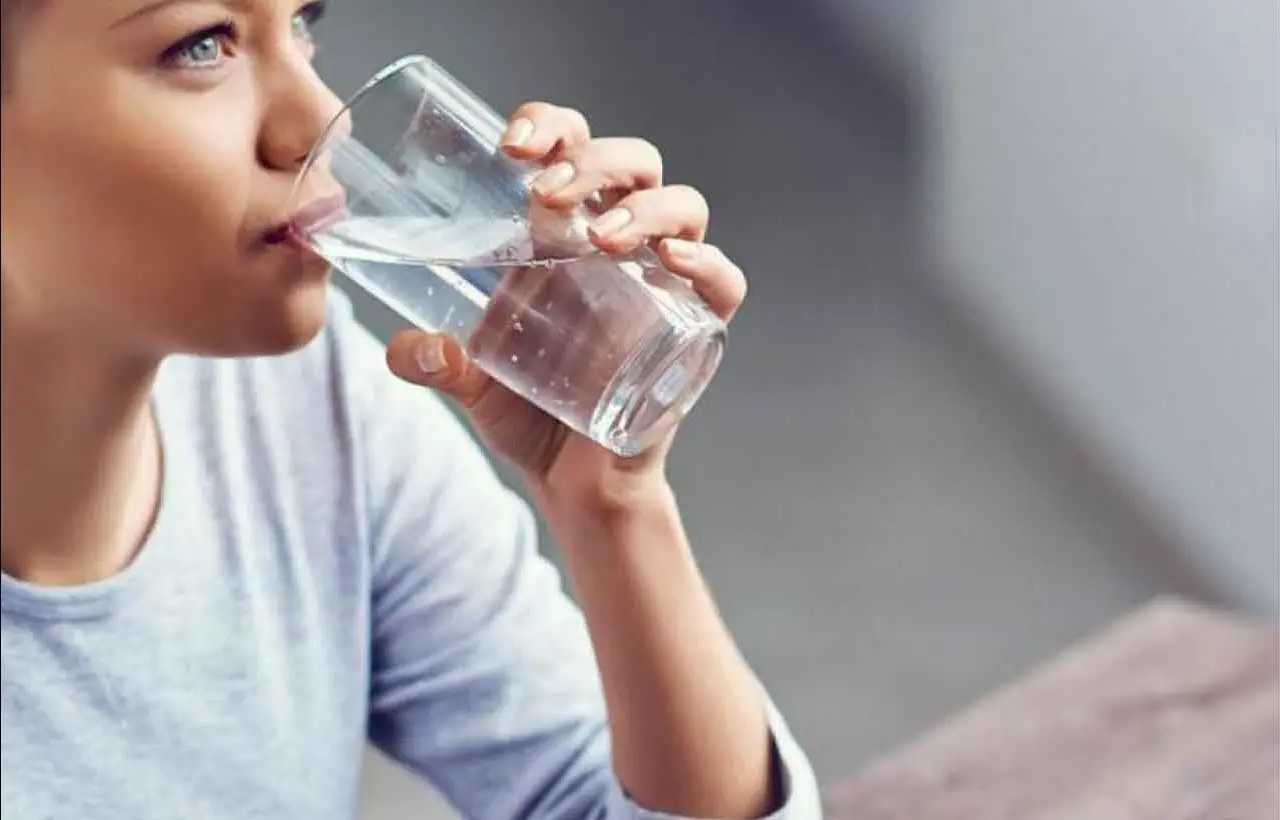 Bevi poca acqua? Ecco i segnali di allarme che il tuo corpo ti sta mandando