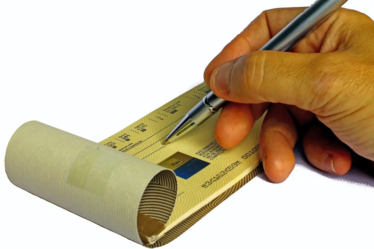 Quando vengono scalati davvero i soldi di un assegno? Ecco la verità sulla data valuta