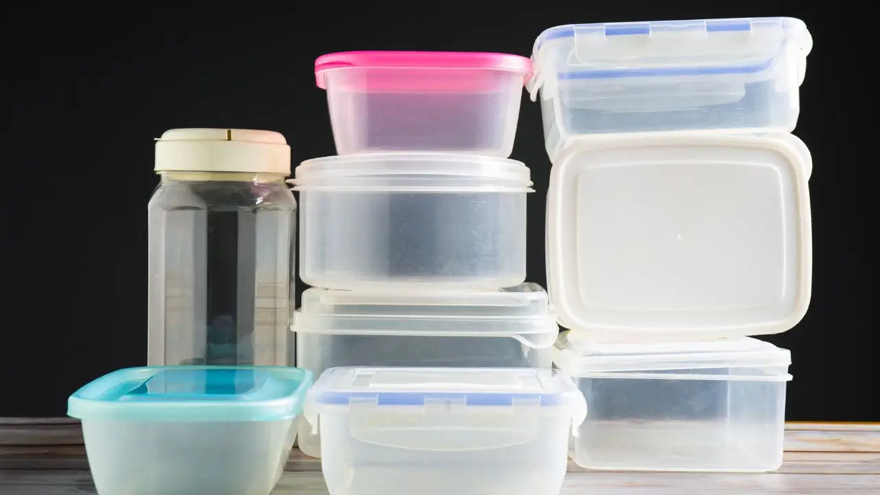 Come si fa a organizzare i contenitori di plastica in cucina? La soluzione per coperchi e barattoli