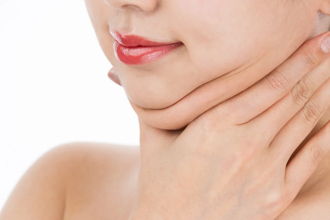 Come eliminare il doppio mento senza chirurgia? L’esercizio di ginnastica facciale che funziona