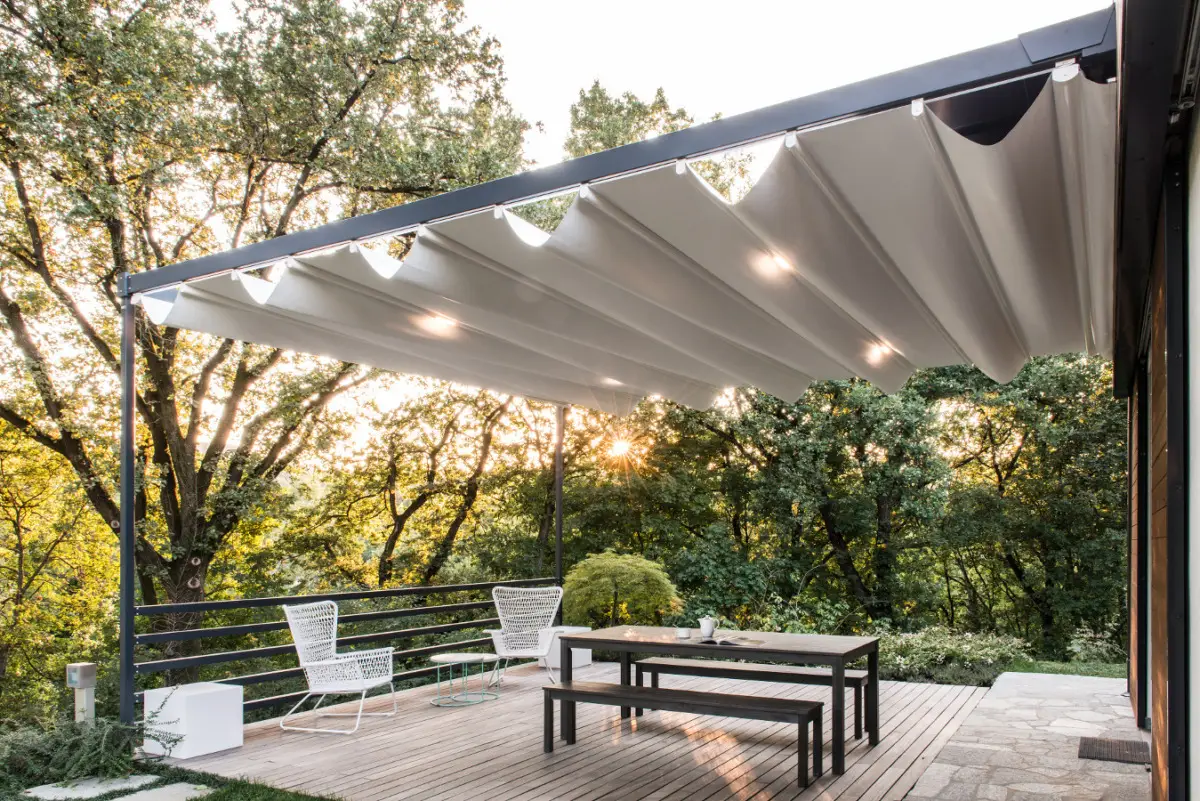 Come si fa a creare una zona d’ombra in giardino? Vele, ombrelloni e pergolati